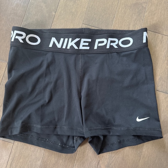 Nike Pros - Picture 1 of 2